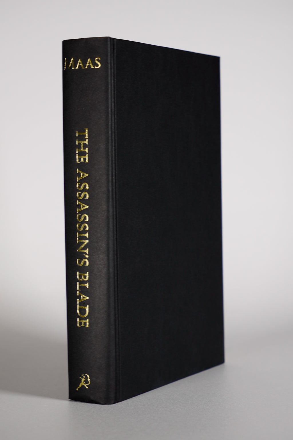The Assassin's Blade naked hardcover beneath the dust jacket from the 2018 Throne of Glass box set